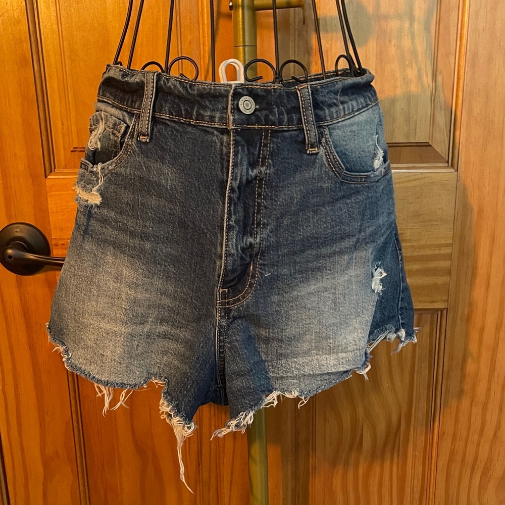 NWOT Eunina Faded & Distressed Jean Shorts Size 27